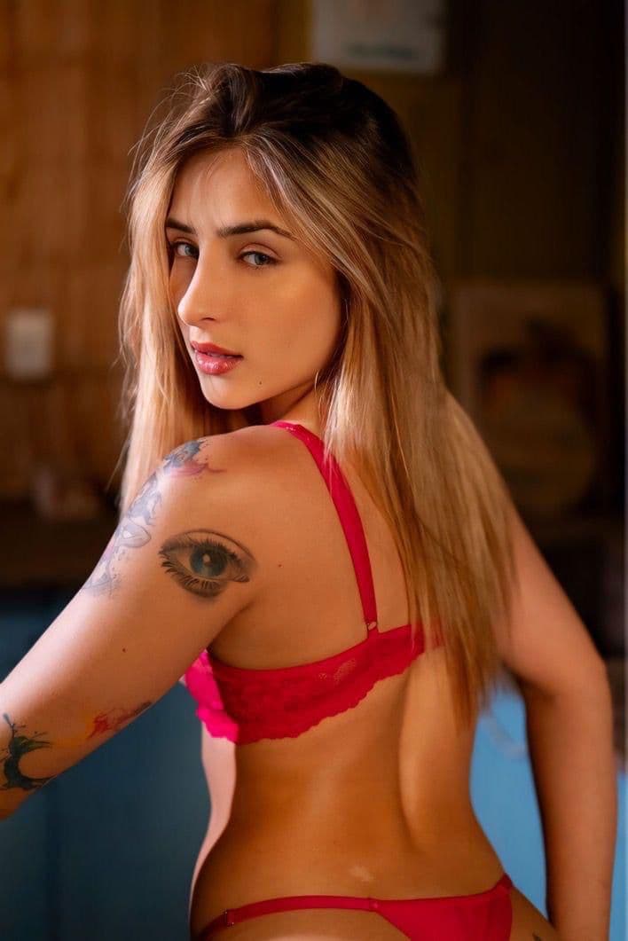 Foto promocional de Yasmin Pariz — costas