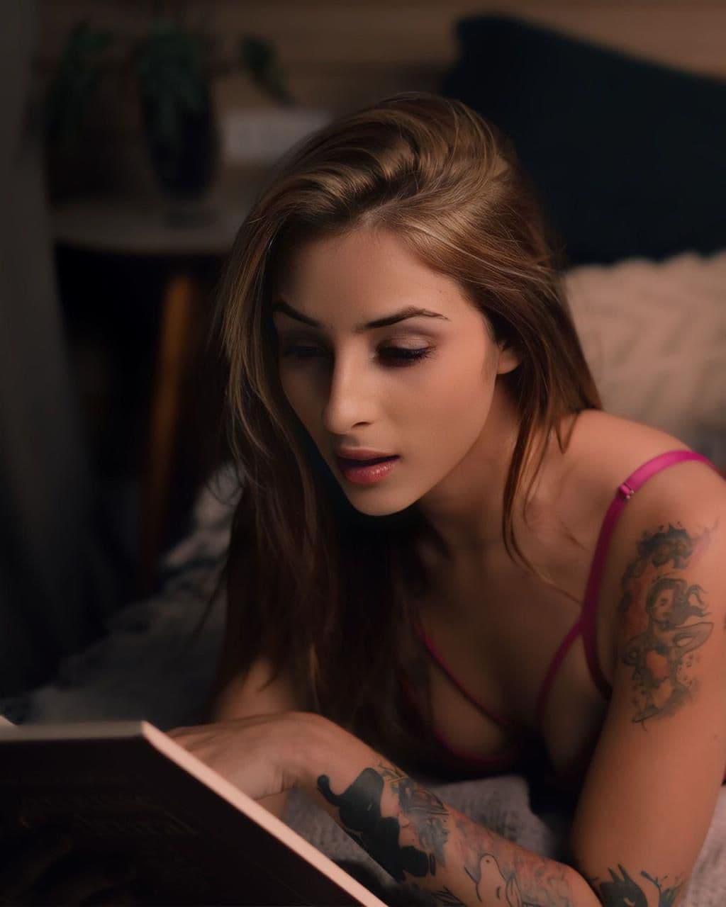 Foto promocional de Yasmin Pariz — com livro